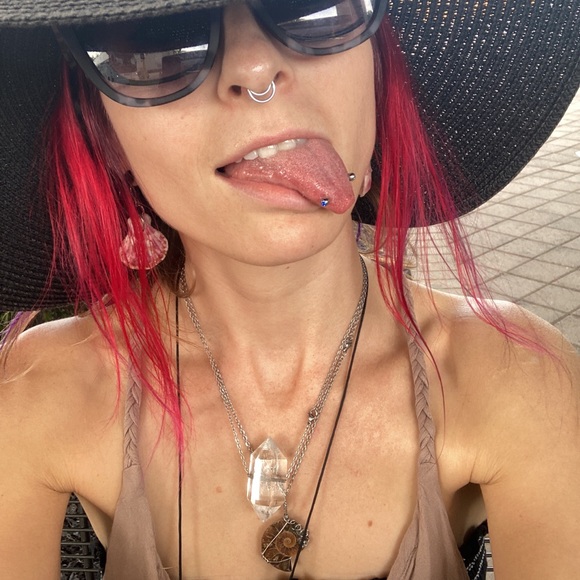 Welcome to Crystal Cove Boutique! - Picture 4 of 12